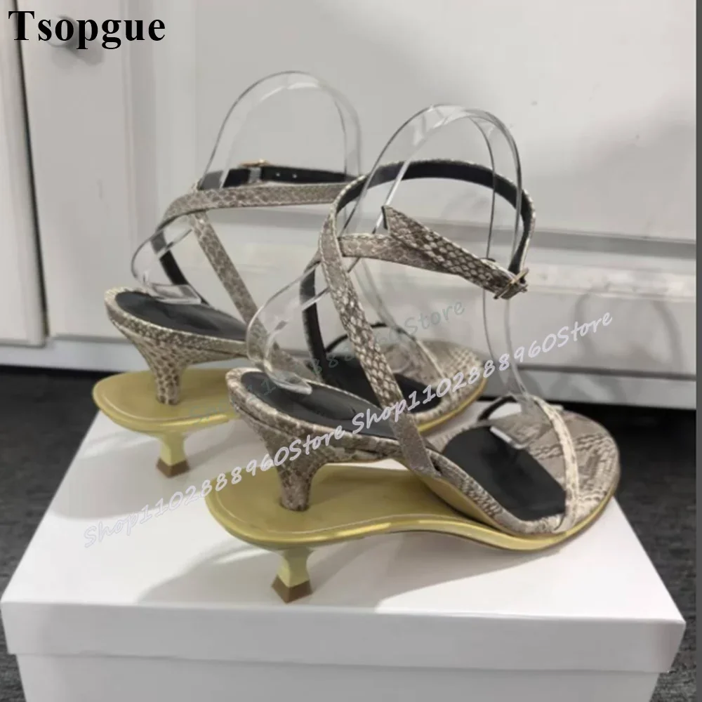 Einzigartige gemischte schmale Streifen flache Sandalen seltsamer Stil Absatz Damenschuhe Knöchelschnalle Riemen offene Zehen stilvolle Party Damen Sandalen
