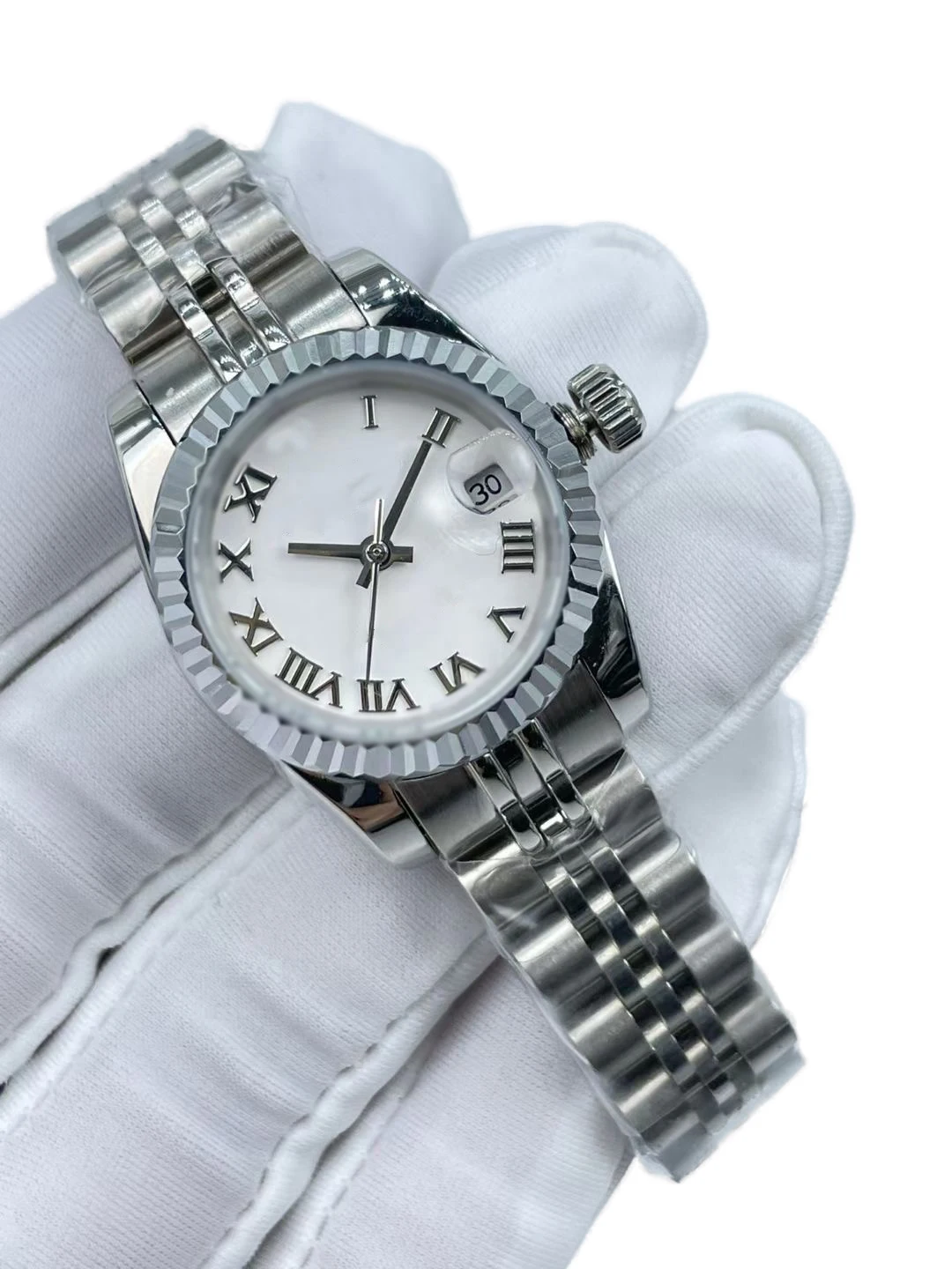 Elegancki zegarek damski 26mm wysadzany diamentami z mechanicznym ruchem, oknem kalendarza i bransoletką z stal ocynkowana w kolorze różowego złota