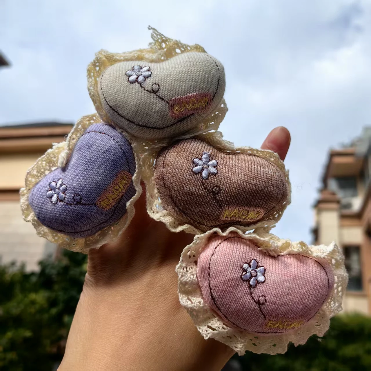 ที่วางโทรศัพท์แบบมีขนปุย ลายลูกไม้ รูปทรงบัลเล่ต์  วัสดุใยฝ้าย  ใช้ได้กับโทรศัพท์ทุกรุ่น เช่น iPhone และ Samsung