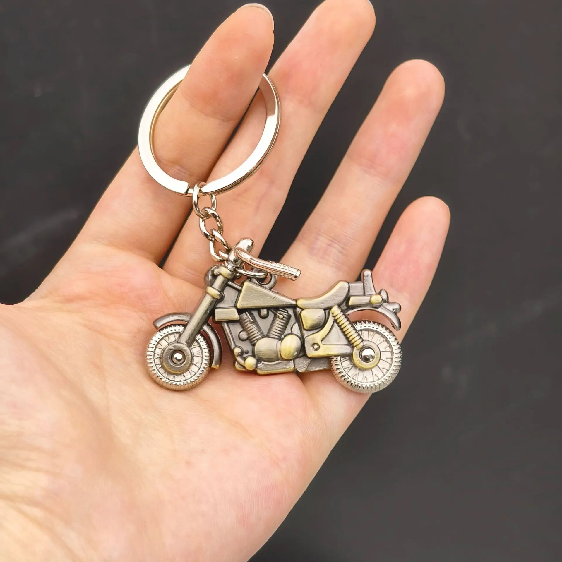 Coole Personalisierung Mode Metall Lackierter Motorradhelm Auto-Schlüsselanhänger Gepäcktaschen-Schlüsselring Kreative Dekoration Anhänger Geschenk – Detail 6