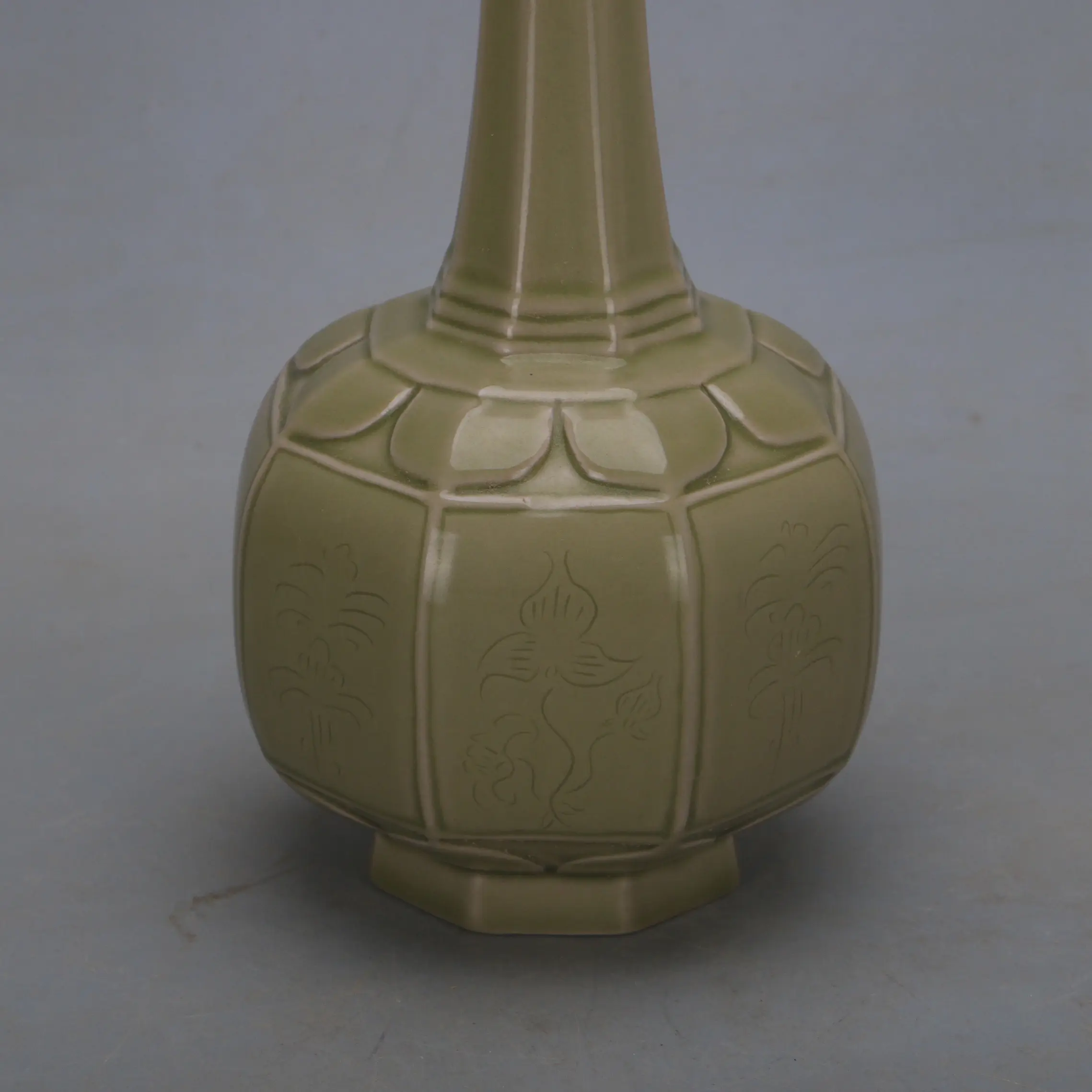 Chinese Antique Style Yue Kiln Celadon Engraved Floral Melon Ribbed Vase Porcelain Home Decor Handmade Gift