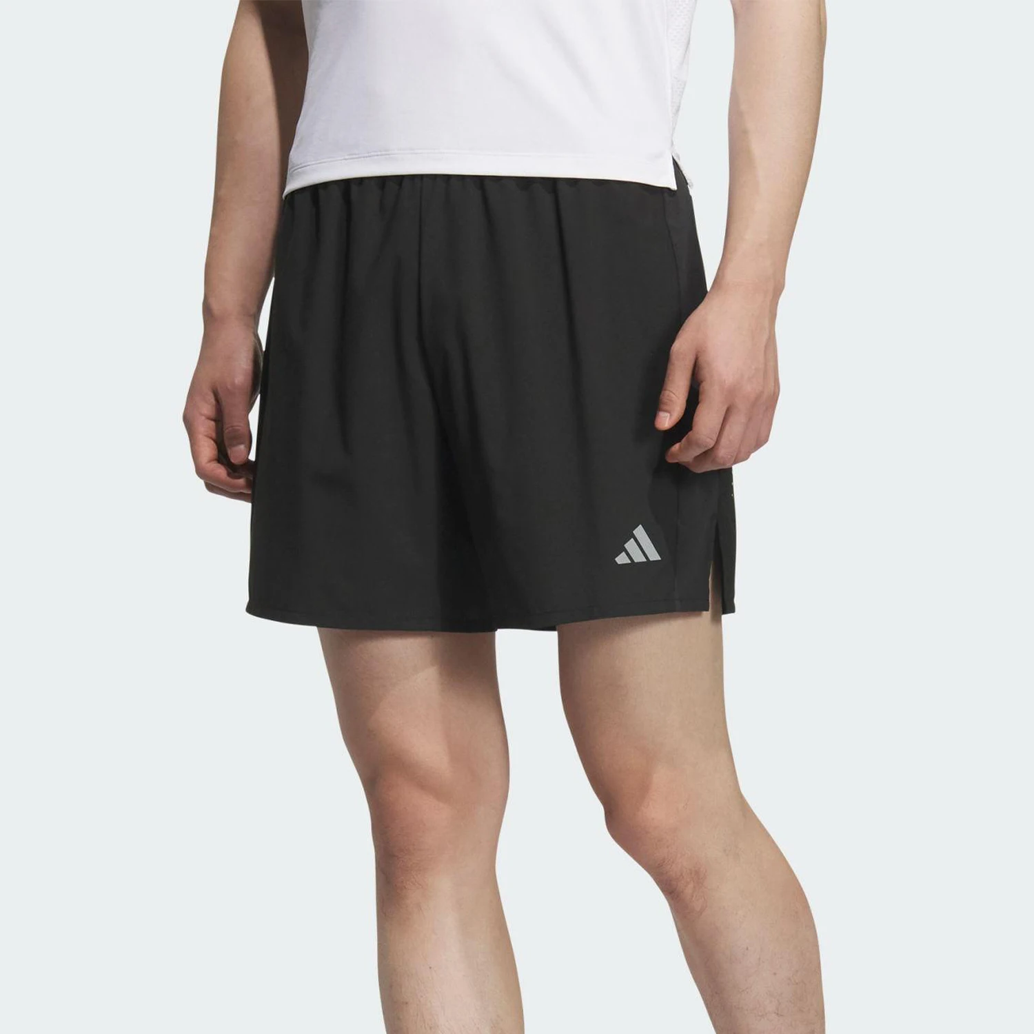 

Оригинальные мужские шорты Adidas ESS SHORT для бега и тренировок с боковыми разрезами JZ2349