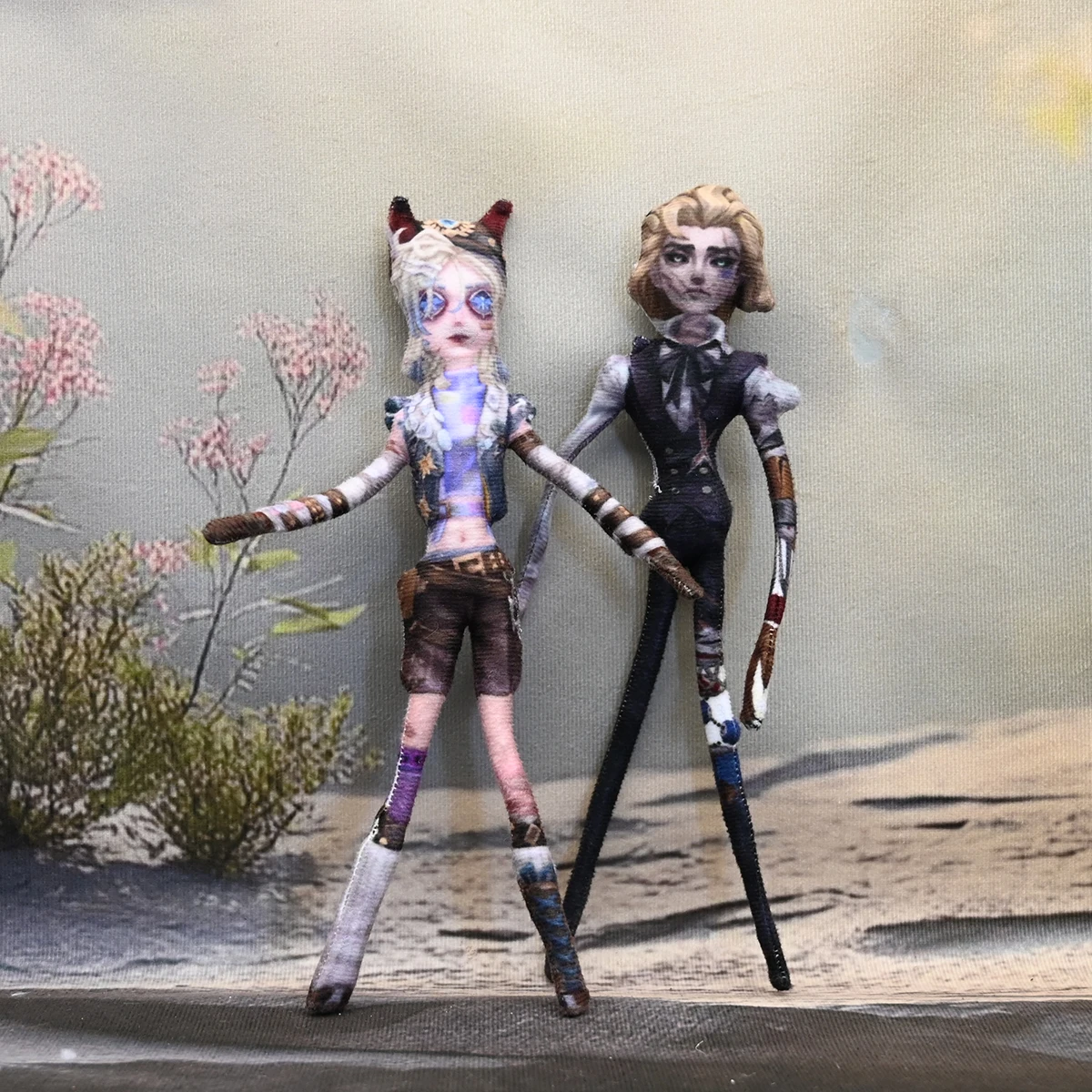 28 centimetri Gioco Identità V Peluche Bambola Anime Marcus Thorne Amanda Gathis Figura Morbida Farcito Giocattolo Cosplay per Il Regalo