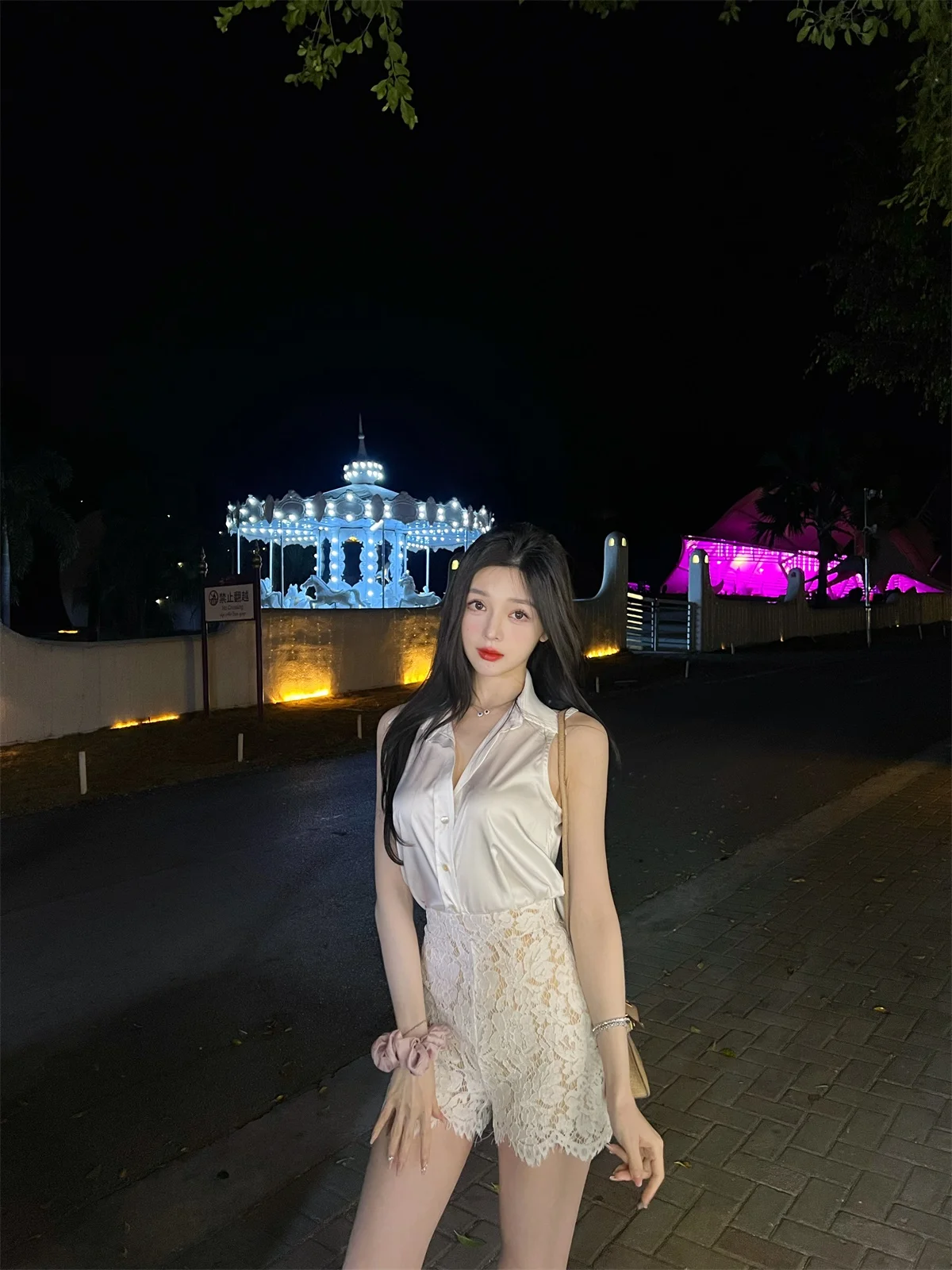 

Новинка! Женский модный топ из ацетата с воротником и кружевом, а также шорты с высокой талией на молнии. Коллекция Весна 2024. Универсальный комплект.