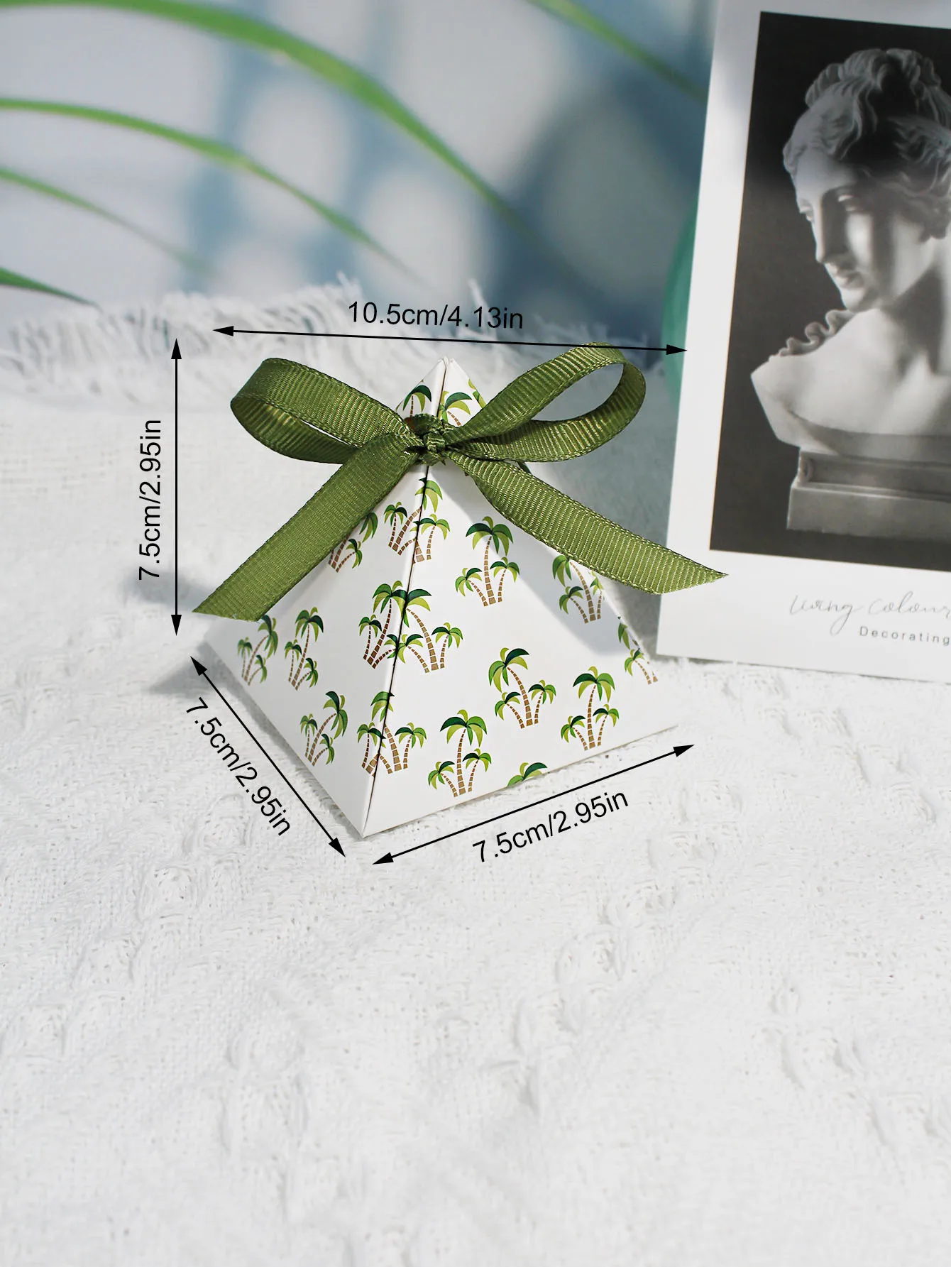 Stylish Pyramid-Shaped Gift Boxes Featuring Green Palm Tree Patterns and Green Ribbons, Perfect for Parties and Festive Events