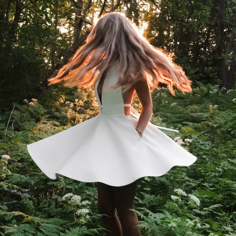 Unverzichtbar für Eleganz! Weißes Minikleid mit Neckholder und tiefem V-Ausschnitt, stilvoll und spielfrei