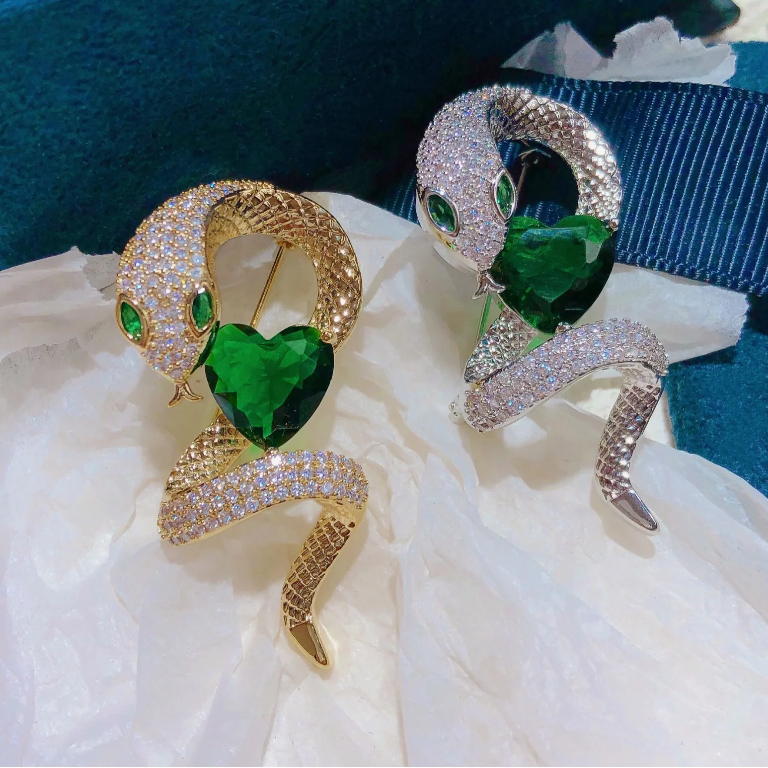 Retro Zircon Emerald Heart-shaped Snake Brooches Women\'s Clothes Accessories Animals Green Crystal Lapel Pin Corsage Accessories