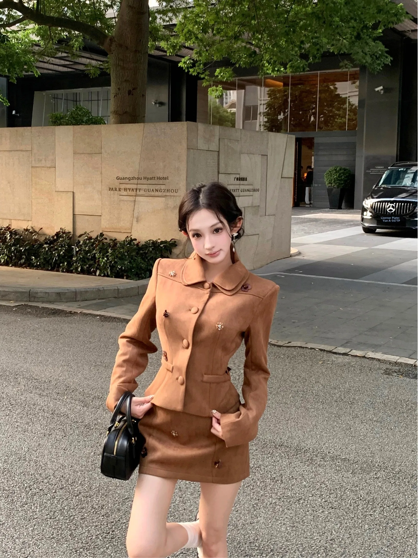 

Ретро-комплект из замши из двух предметов: женская облегающая короткая юбка с высокой талией и модная верхняя одежда. Новинка Весна 2026. Облегающий крой, стиль для повседневной носки.