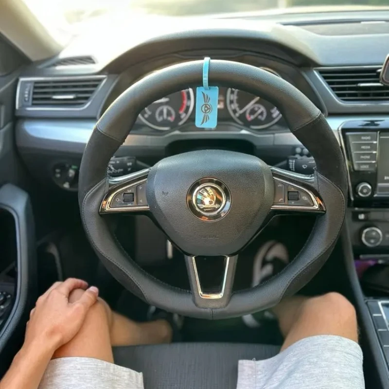 

Автозапчасти для SKODA, прошитый вручную черный замшевый чехол из натуральной кожи, универсальный чехол на руль автомобиля