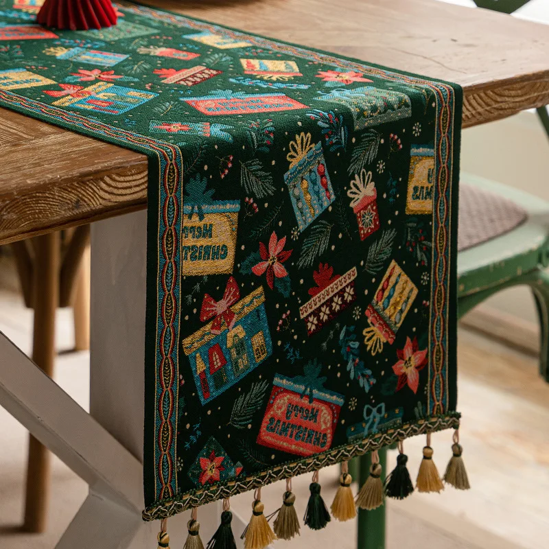 Christmas decorations, table flags, Christmas scene arrangement, atmosphere, green jacquard table tablecloth