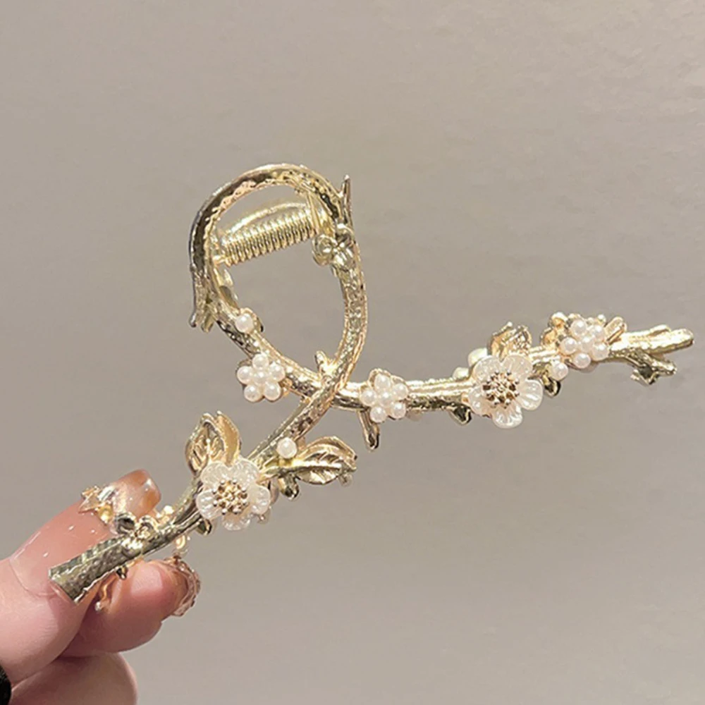 Elegante Retro-Haarspange mit Perlenblütenzweig und Blumendetail. Von der Natur inspirierter modischer Haarschmuck für Damen – Detail 6