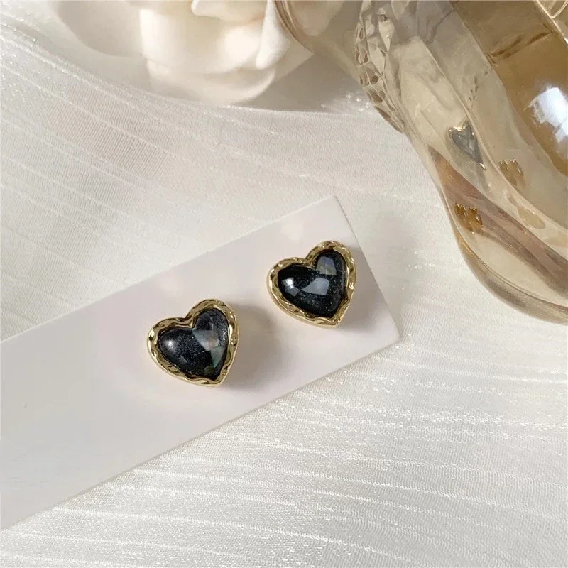 Trendy Vintage Heart Earring Women Classic Black White Stud Earrings Female Fashion Earrings Female Jewelry 2024 Gift