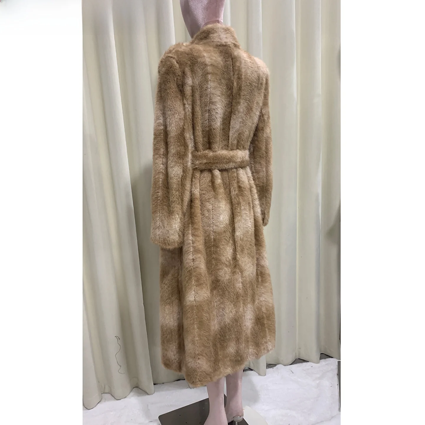 

Уникальное, красивое, модное, свободное длинное женское пальто Nerazzurri из утолщенного искусственного меха с полосками, элегантное и стильное.