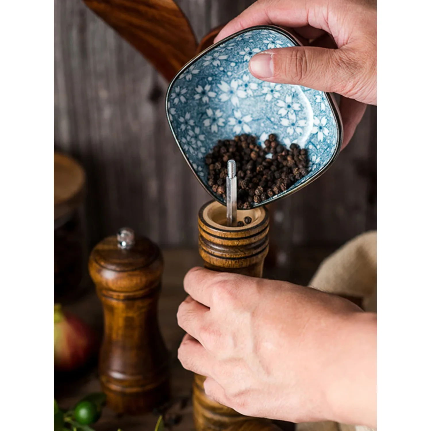 Salt and Pepper Grinder, Solid Wood Spice Pepper Mill with Strong Adjustable Ceramic Grinder Kitchen Cooking Tools