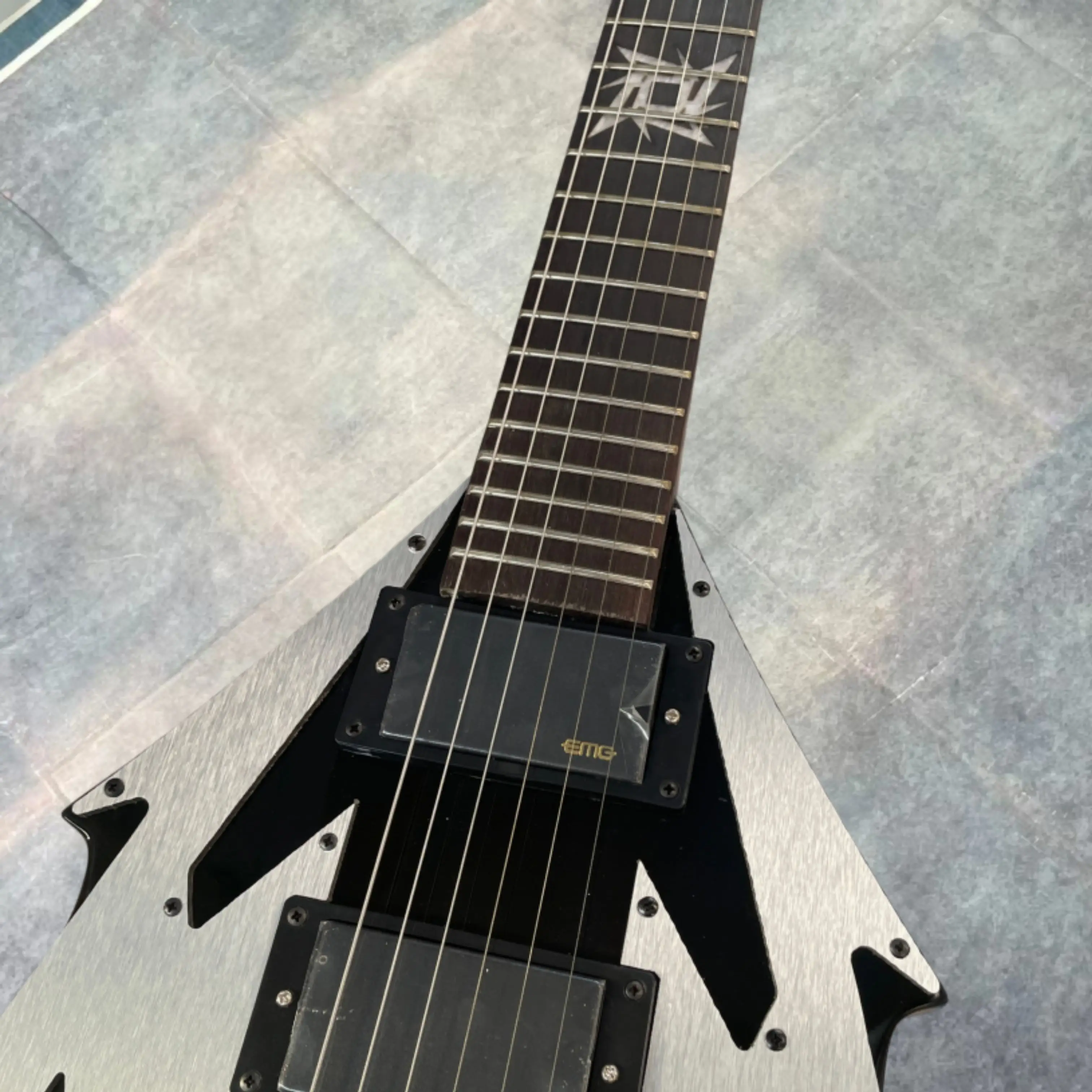 Silver Black Contrast Electric Guitar,Special Inlay Rosewood Fingerboard,Tremolo System Guitars, Smooth Feel, Rock Metal Guitar