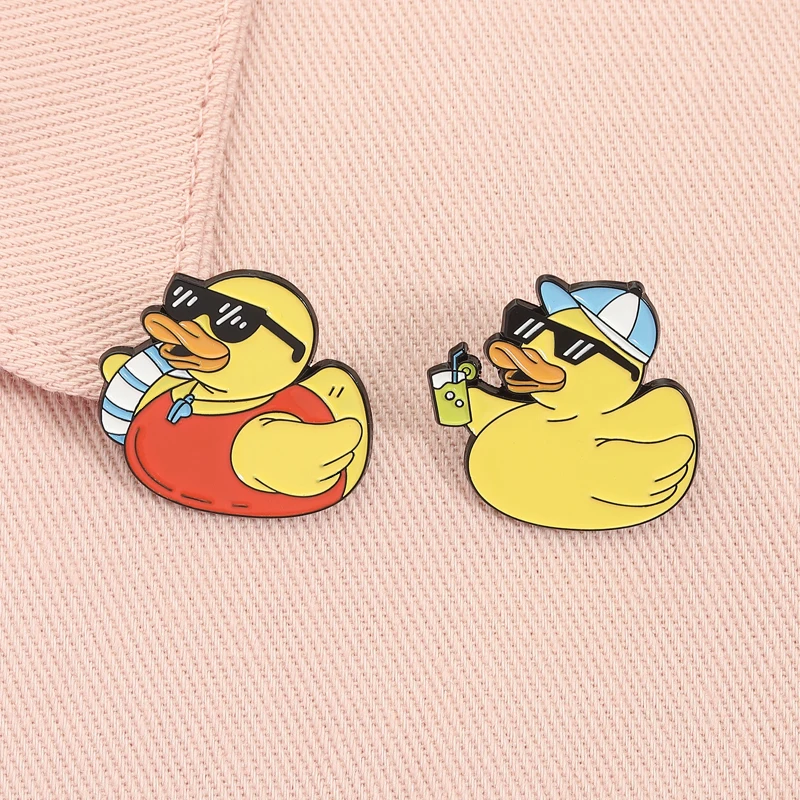 Niedliche gelbe Ente für den Urlaub, Emaille-Anstecknadeln, lustige Tier-Ente mit Sonnenbrille, Enjoying-Urlaubsbroschen, Anstecknadel, Schmuck, Geschenke
