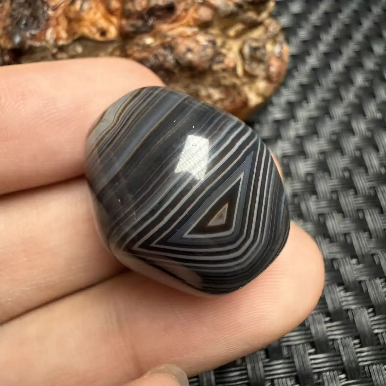bracciale-con-ciondolo-a-forma-di-perla-dzi-realizzato-con-agata-tibetana-naturale-a-forma-di-oliva-con-un-occhio-per-favorire-l'energia-e-la-vitalita-tibetana-dimensioni-25x22-mm-1