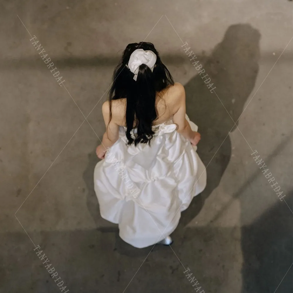 Trägerloses Satin-Brautkleid, ärmellos, A-Linie, Tee-Länge, schlichtes Hochzeitskleid, Outdoor, Garten, Braut-Fotoshooting-Kleid TSWD732