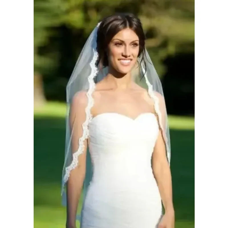 

Белая свадебная фата длиной до локтя с кружевной отделкой и расческой