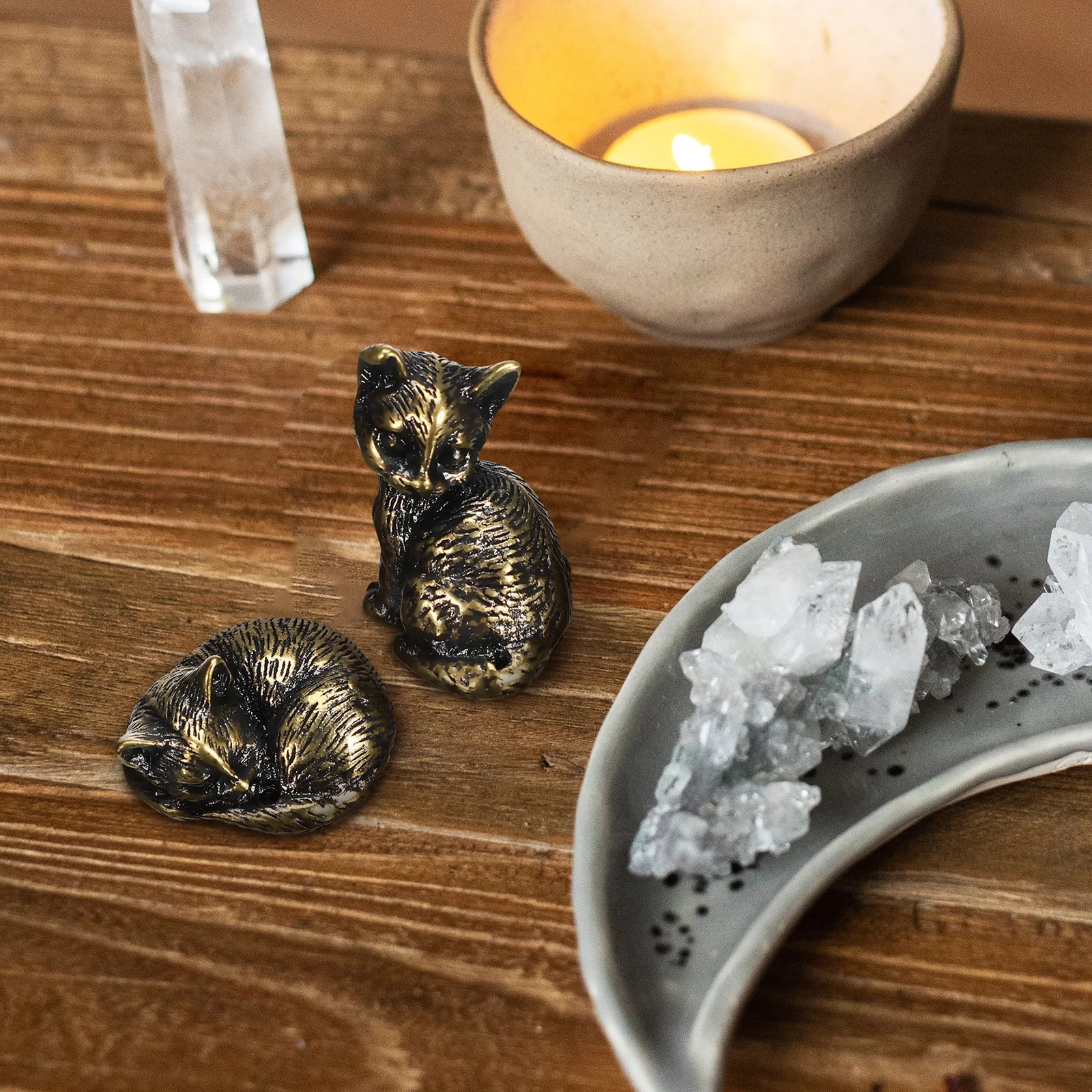 

2Pcs Mini Cat Sculptures Brass Animal Figures for Desk Top Decor Bedroom Mantel Shelf Office Space Home Decoration