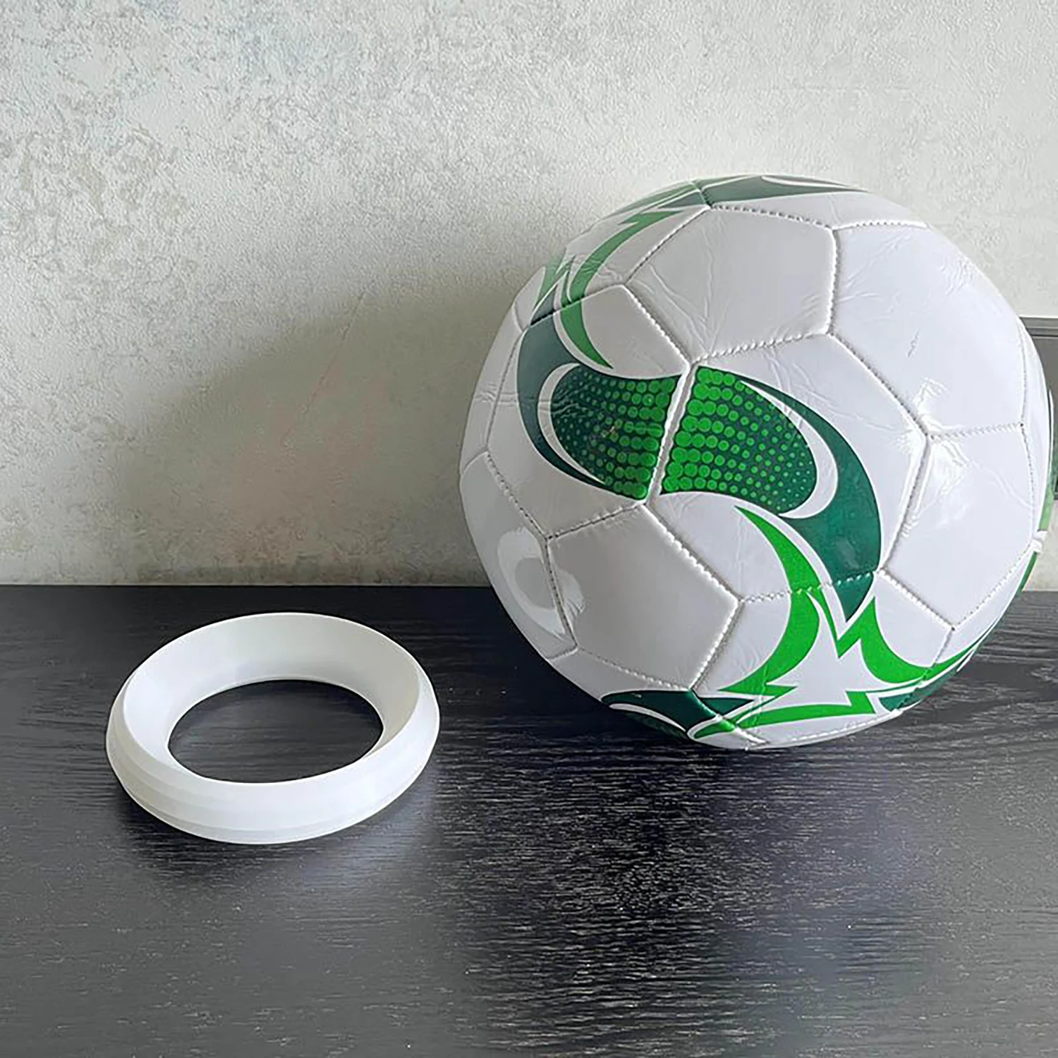 サッカーボールスタンド スポーツボールディスプレイラック デスクトップボールスタンドホルダー バスケットボール フットボール バレーボールボール収納オーガナイザー用