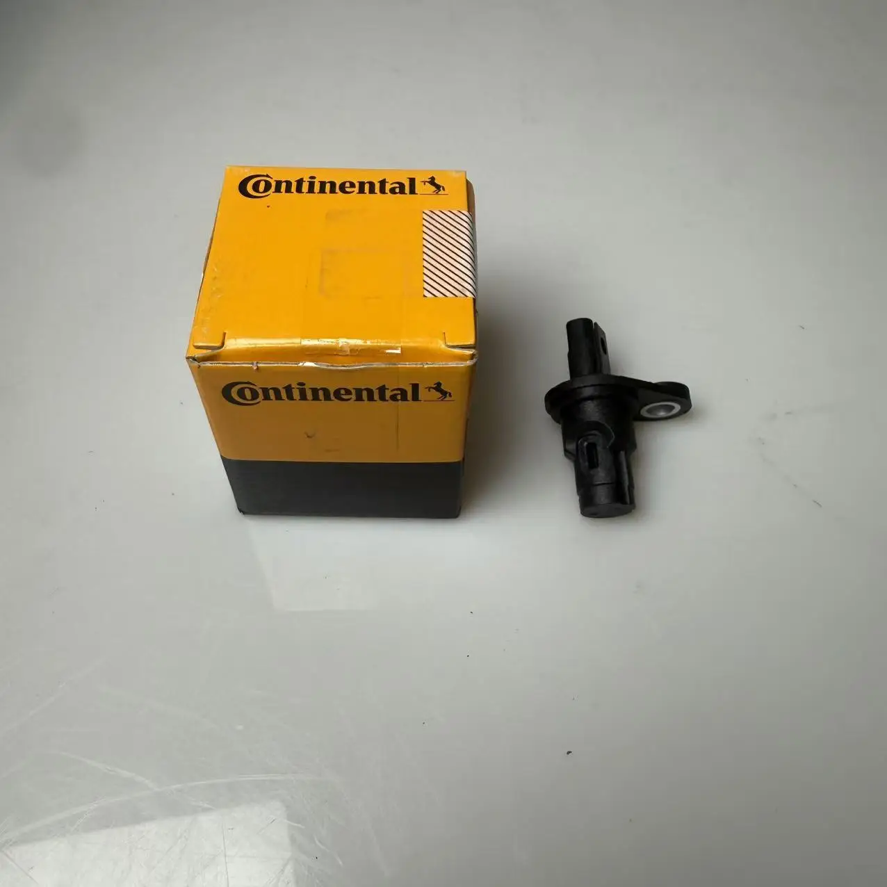 

Датчик положения распредвала Continental OEM 13627525015 для BMW E60 E61 E83 E90 E91 E92 E70 E71 F07 F10 F11 F12 F25 F26