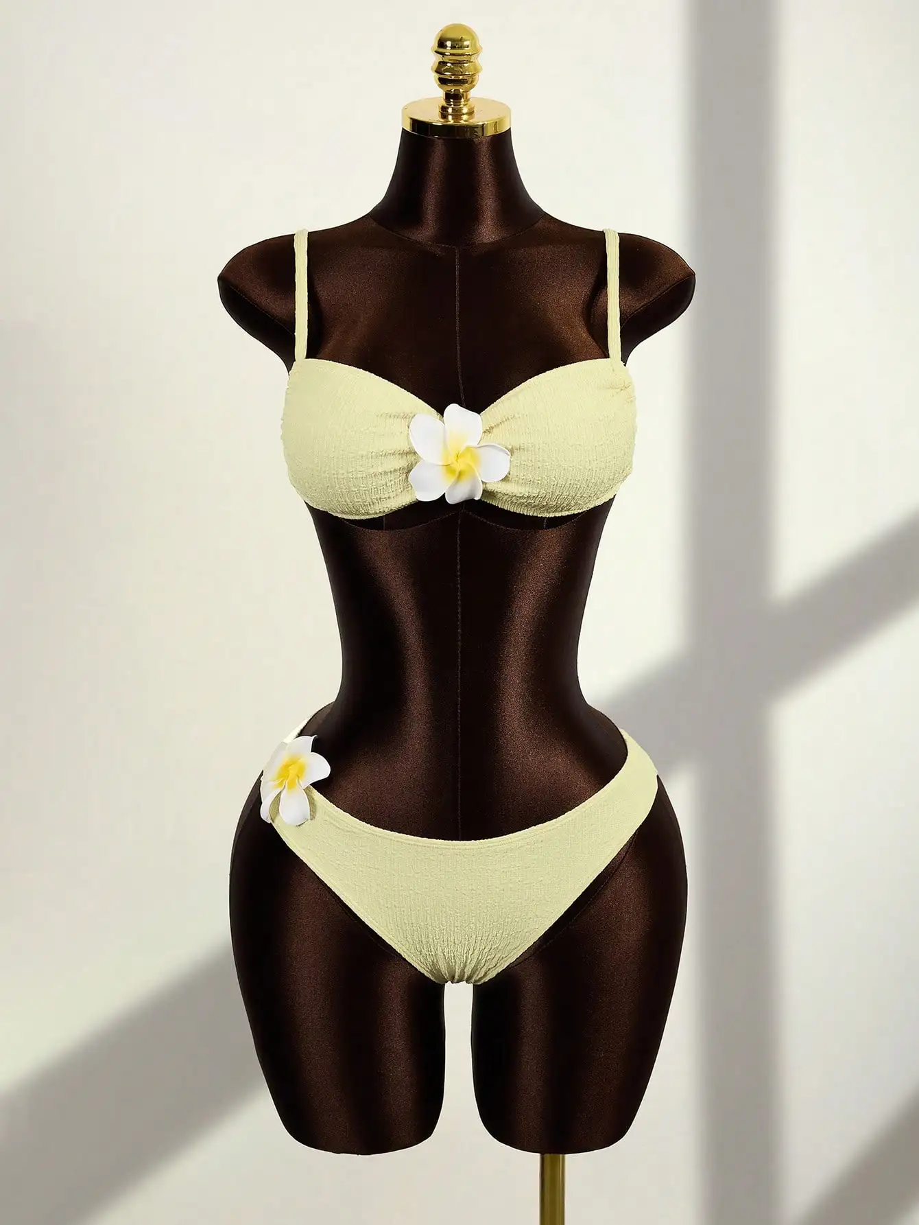 

Текстурированный комплект бикини с цветочным декором, без спинки, на завязках, для пляжного отдыха, 3 предмета