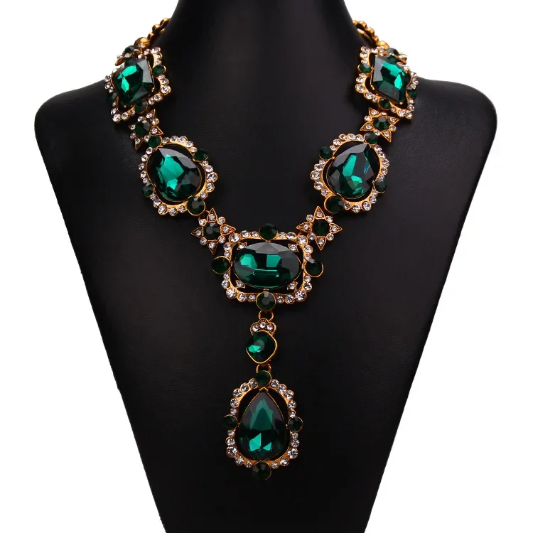 High-end luxury crystal alloy necklaces designed for women and paired with large rhinestone sparkling wedding party jewelrygifts