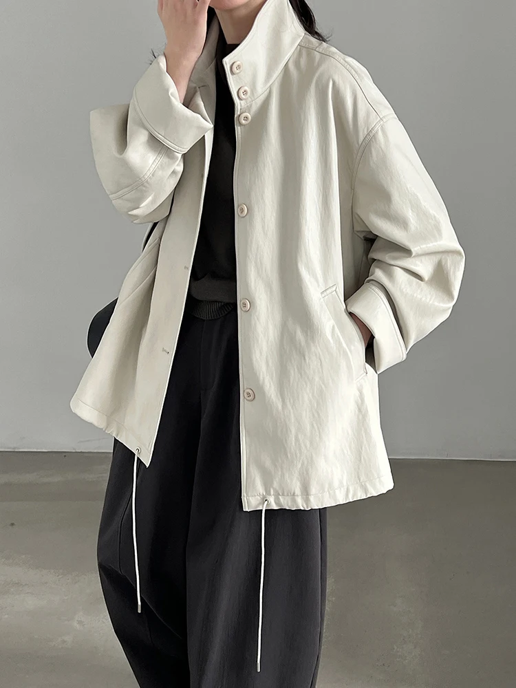 [EAM] Beige Drawstring Big Size PU Leather Jacket New Stand Collar Long Sleeve Women Coat Fashion Tide Spring Autumn 2026 1DJ949