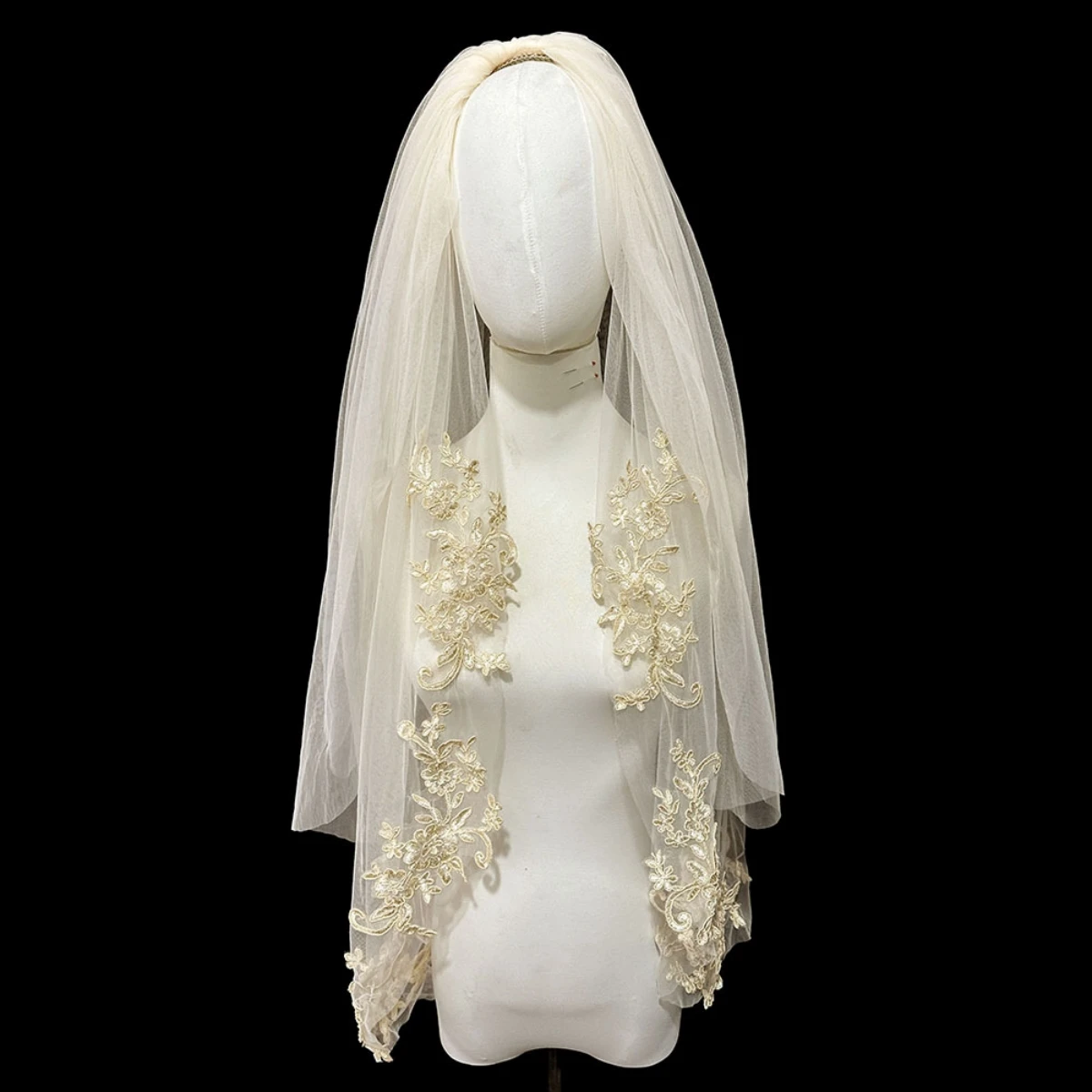 

Champagne Wedding Veils Two-Layer Fingertip Veil Lace Appliques Wedding Veils With Comb Retro Style Bridal Veil
