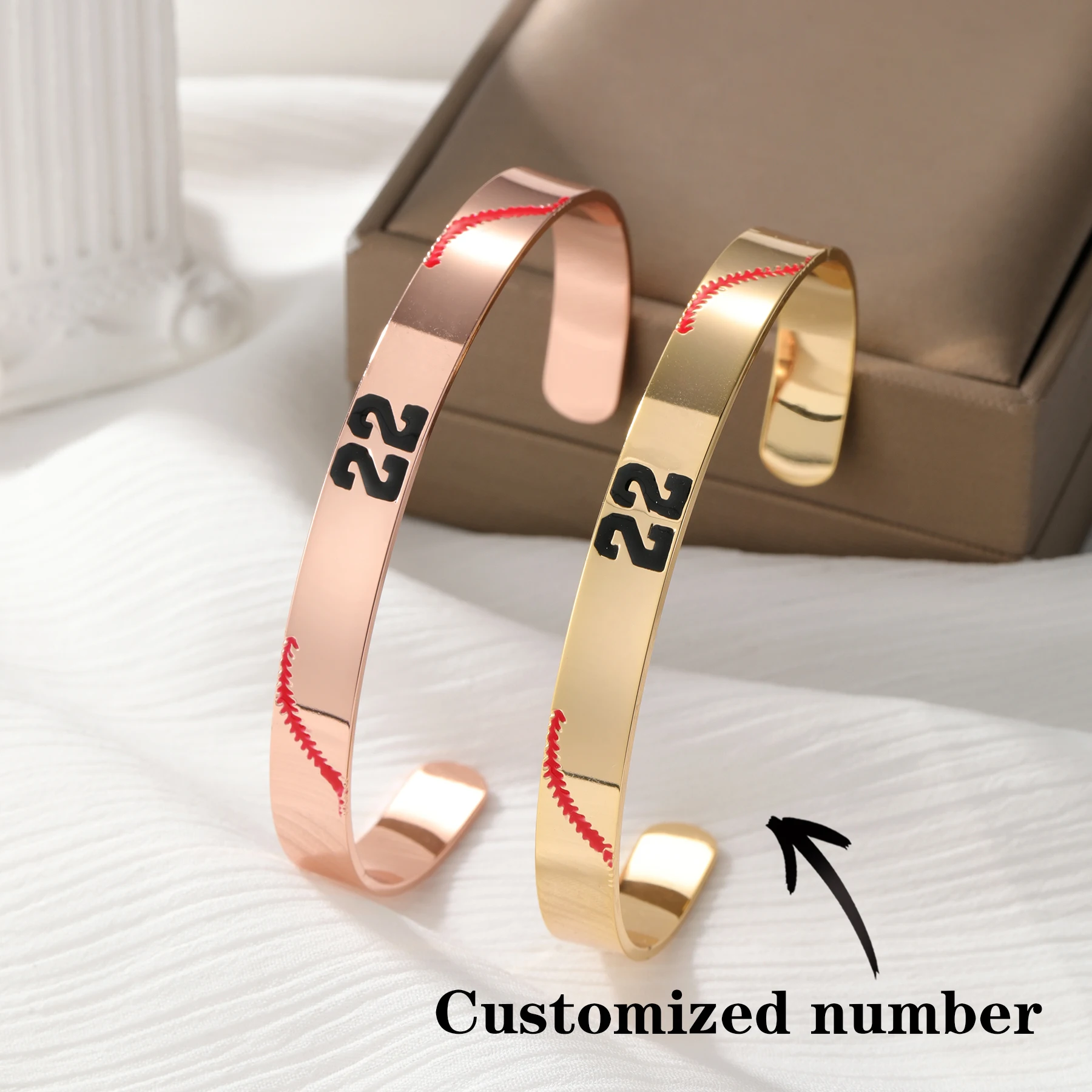 

Браслет с номером на заказ, дизайн бейсбольной строчки из нержавеющей стали, открытая манжета, спортивные украшения, рождественский подарок для спортсменов, любителей спорта