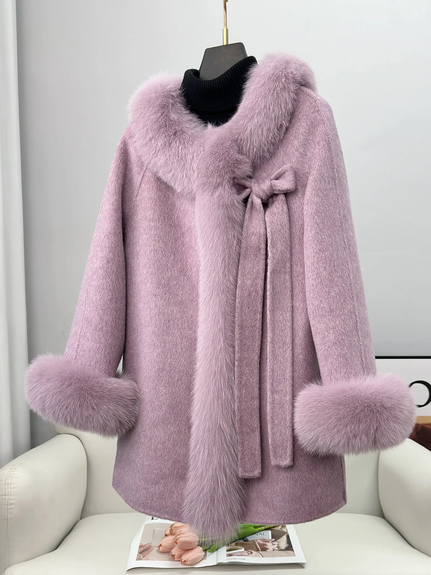 Ragazza delicata e tenera, cappotto in cashmere double face con fiocco, collo in pelliccia di volpe, pelliccia da donna, cappotto in lana di nuovo stile per inverno