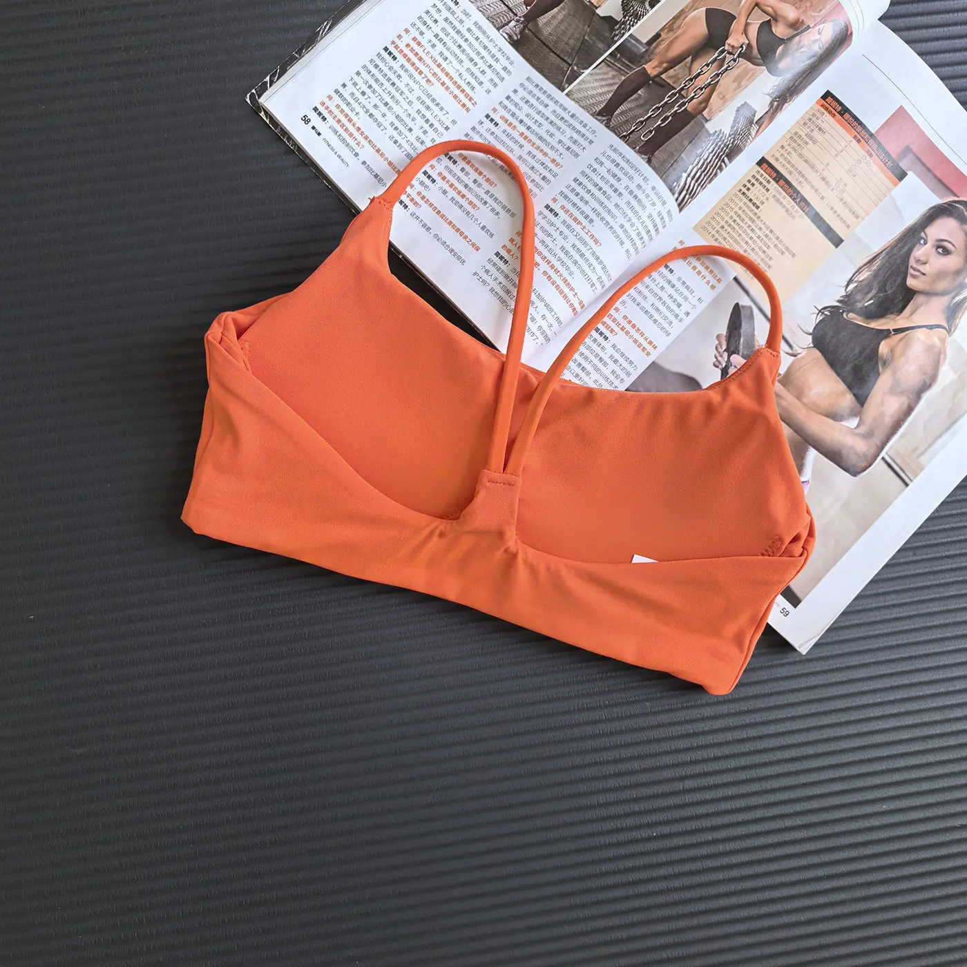 Soutien-gorge de sport pour femme à fines bretelles, avec coussinets amovibles, respirant, doux et extensible, idéal pour le fitness, la course et la gym