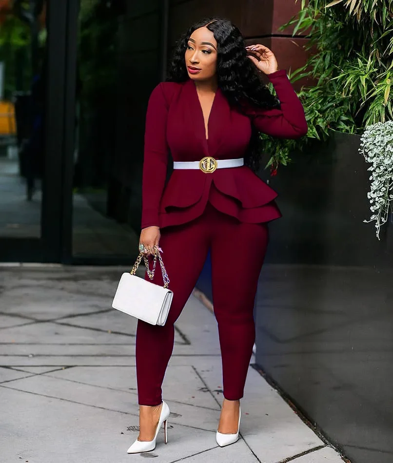 Herbstliches Damen-Outfit, bestehend aus zwei Teilen: ein einfarbiges Oberteil mit V-Ausschnitt und langen Ärmeln, ein Blazer mit Peplum-Saum und eine Bleistiftrockhose – ein elegantes, formelles Business-Outfit für den Büroalltag, erhältlich in großen Größen. – Detail 22