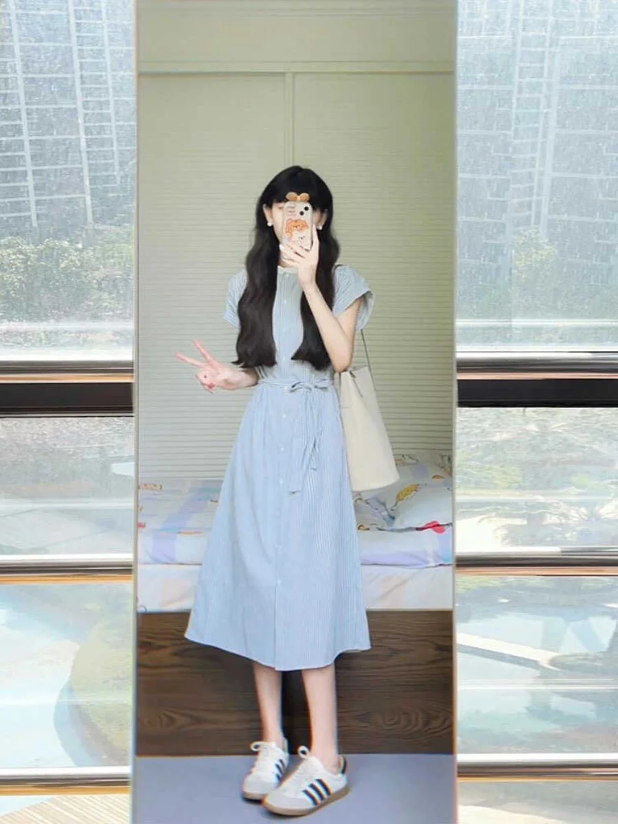 

Новое летнее женское платье-рубашка в корейском стиле с полосками, художественным дизайном, поясом на талии, миди-юбкой, круглым вырезом и коротким рукавом