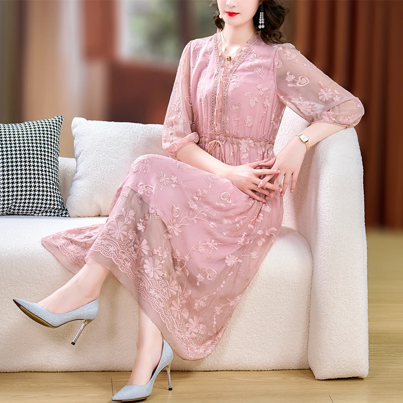 ZUO MAN RU 2023 Spring and Summer New Silk Embroidery Dress V Neck Elegant Style Medium Length Silk Pink Large Dress