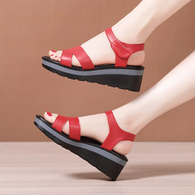 Wysokiej jakoลci letnie skรณrzane sandaลy na koturnie dla kobiet 6 cm wysoki obcas 2024 rozmiar 33 34 43 platforma open toe eleganckie buty czarny