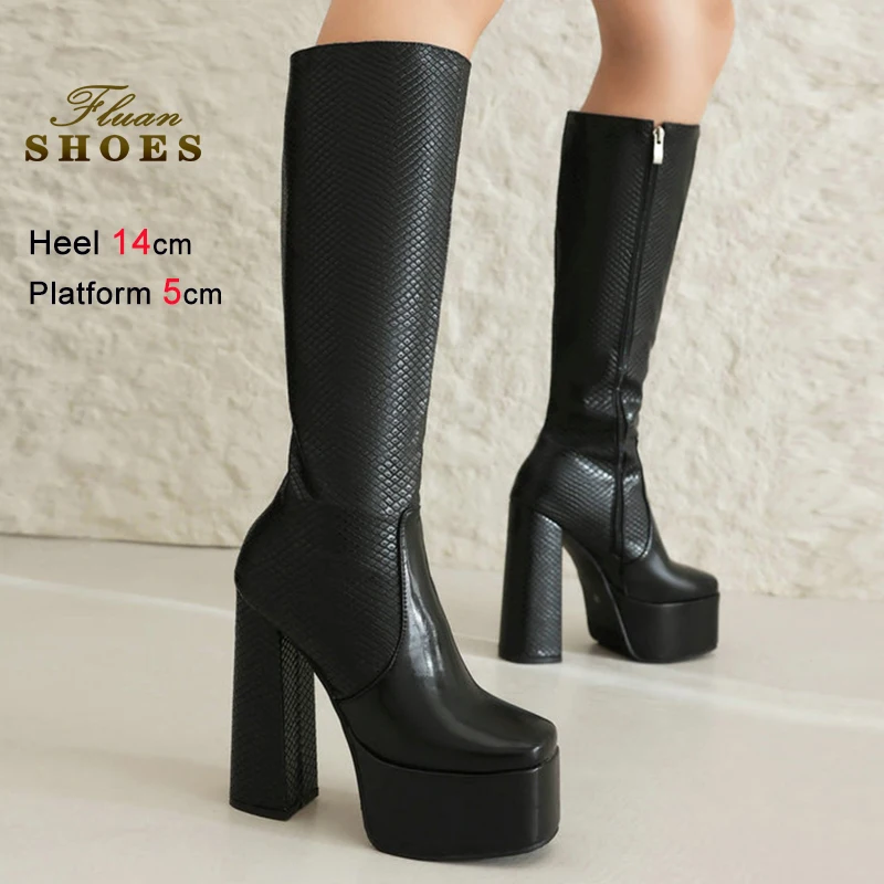 

Сексуальные осенне-зимние черные женские сапоги с узором под змеиную кожу, на массивном каблуке 14 см, с квадратным носком, на боковой молнии, длинные женские сапоги CD
