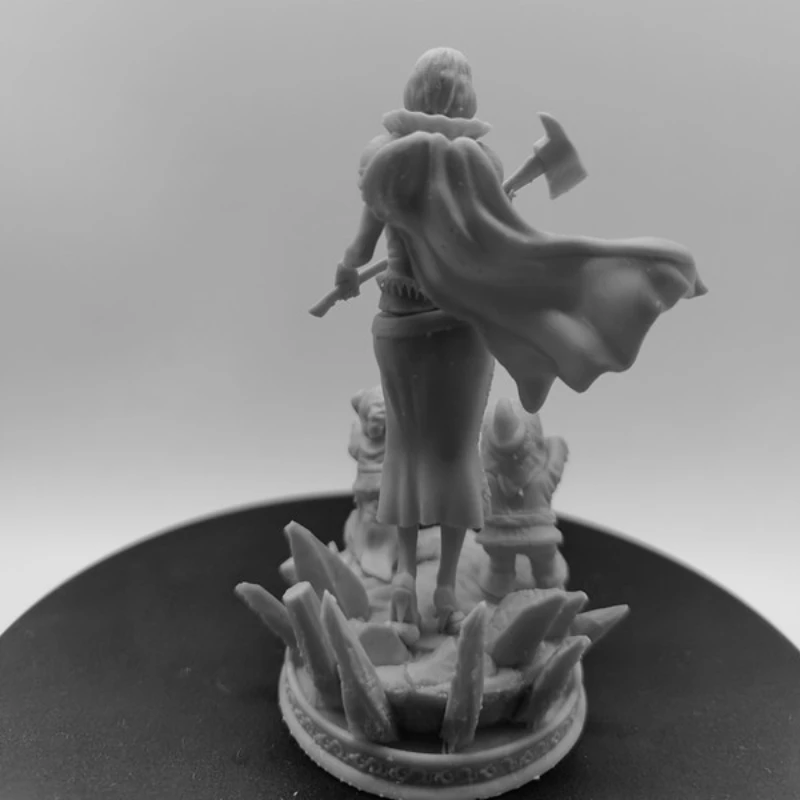 Het gewelddadige meisje met een bijl 1/24 schaal harsmodel montagekit ongemonteerd en ongeverfd standbeeld speelgoed