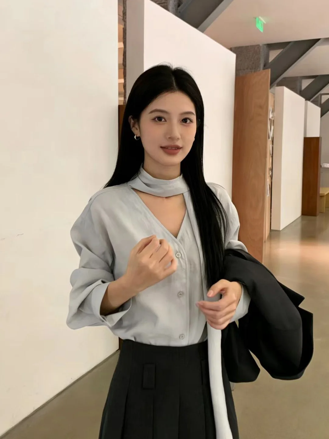 

Korean Style V-Neck Tie Shirt Women's Casual Fashionable All-Match Long Sleeve Blue Top for Young Girls Daily Wear