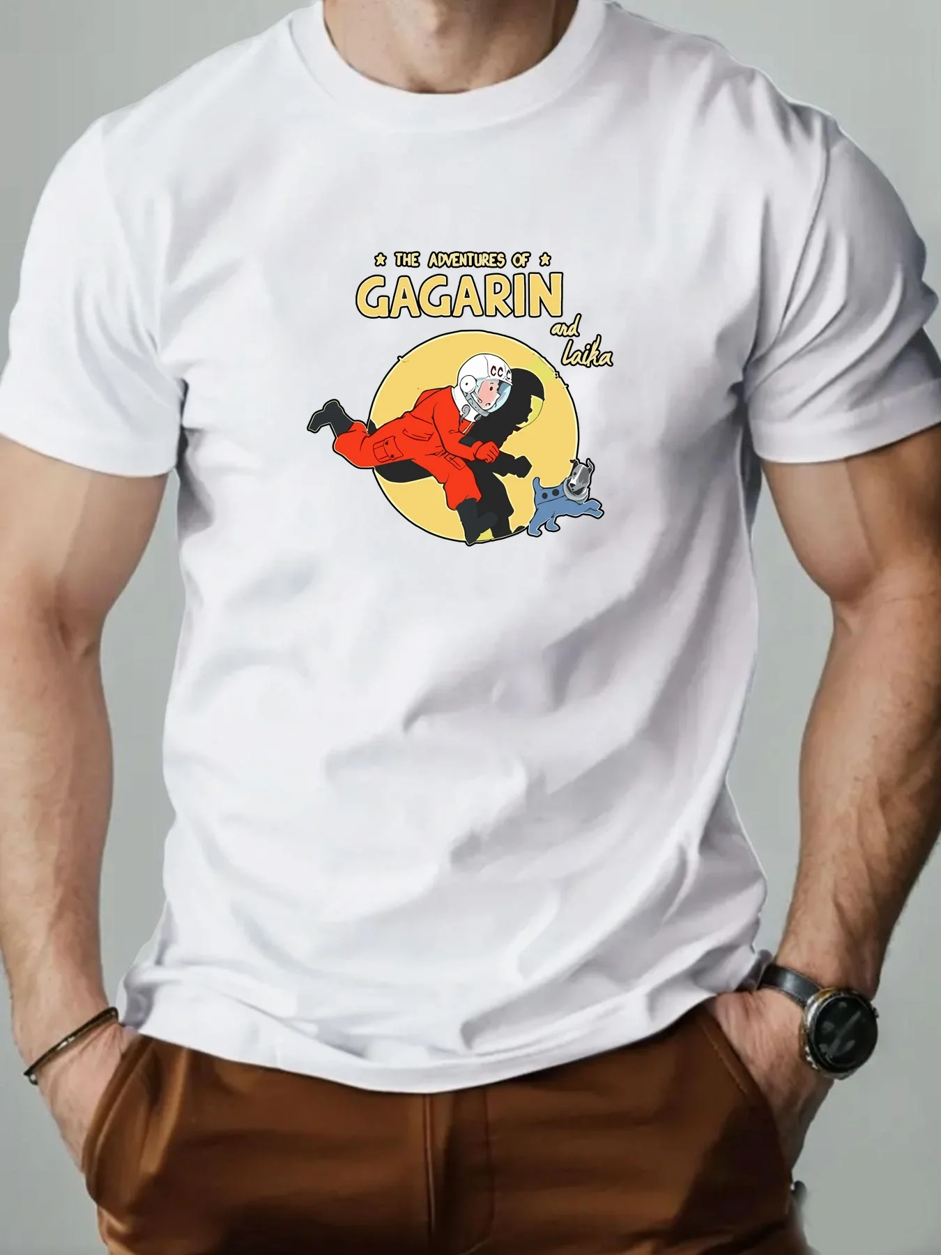 تي شيرت رجالي بأكمام قصيرة يتميز بتصميم مغامرة صيفية مع Gagarin وLika