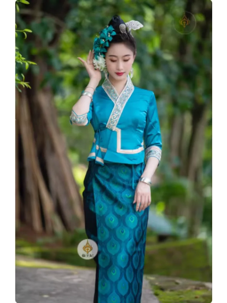 

Chinese Dai Women's Peacock Blue Embroidered Tube Skirt Set
