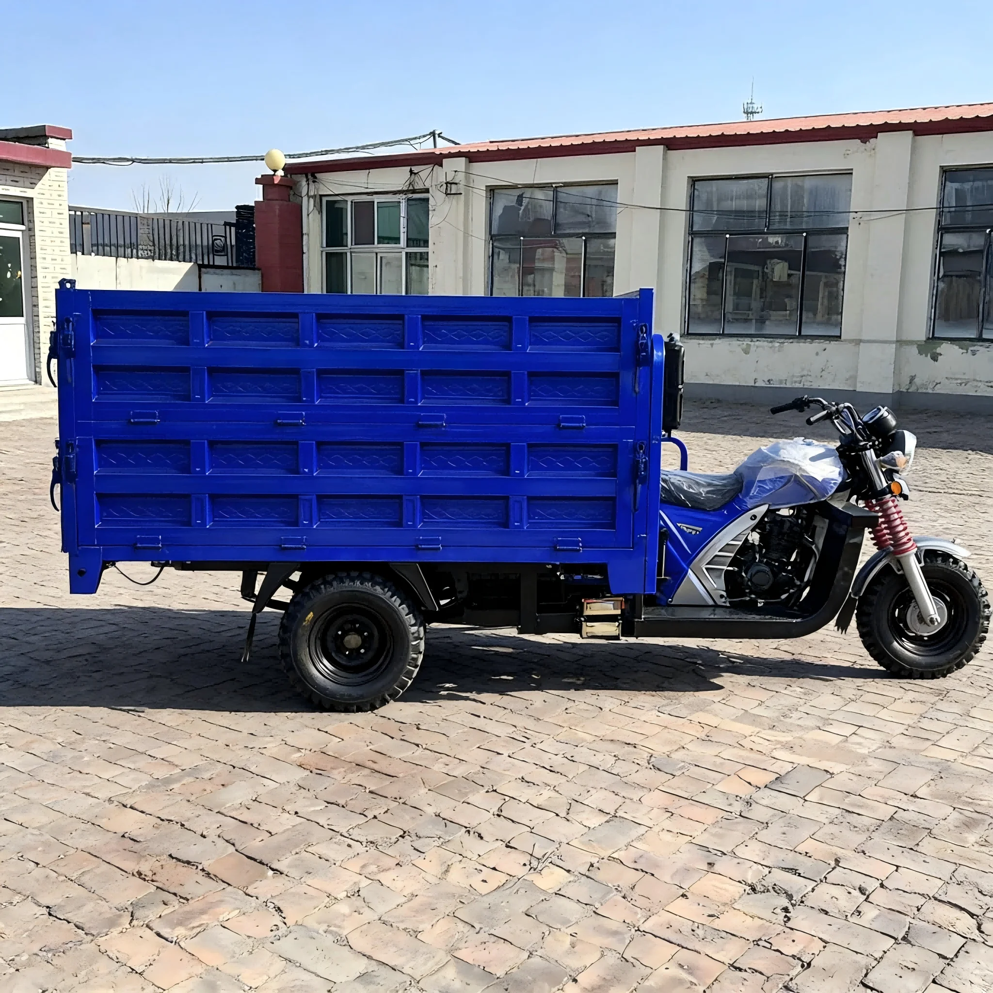 2026 Model of the New 350cc Heavy-duty Fuel-powered Three-wheeler at the Factory