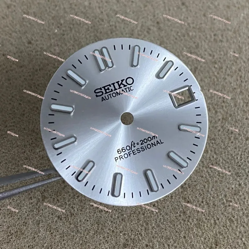 The new dial with 28.5mm nails is modified, and the green luminous dial is suitable for NH35/4R/7S movement.