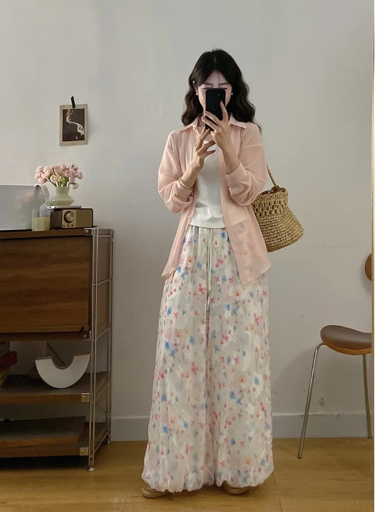 

Летний комплект из трех предметов: рубашка с защитой от солнца, свободные широкие брюки и топ с цветочным принтом для женщин больших размеров.