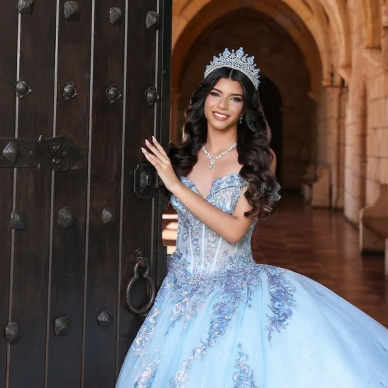 

Небесно-голубое платье Quinceanera с открытыми плечами и кристаллами, блестящая цветочная наклейка, длинный хвост, многослойное платье Vestidos De 15, Quinceanera ﻿ Настроить