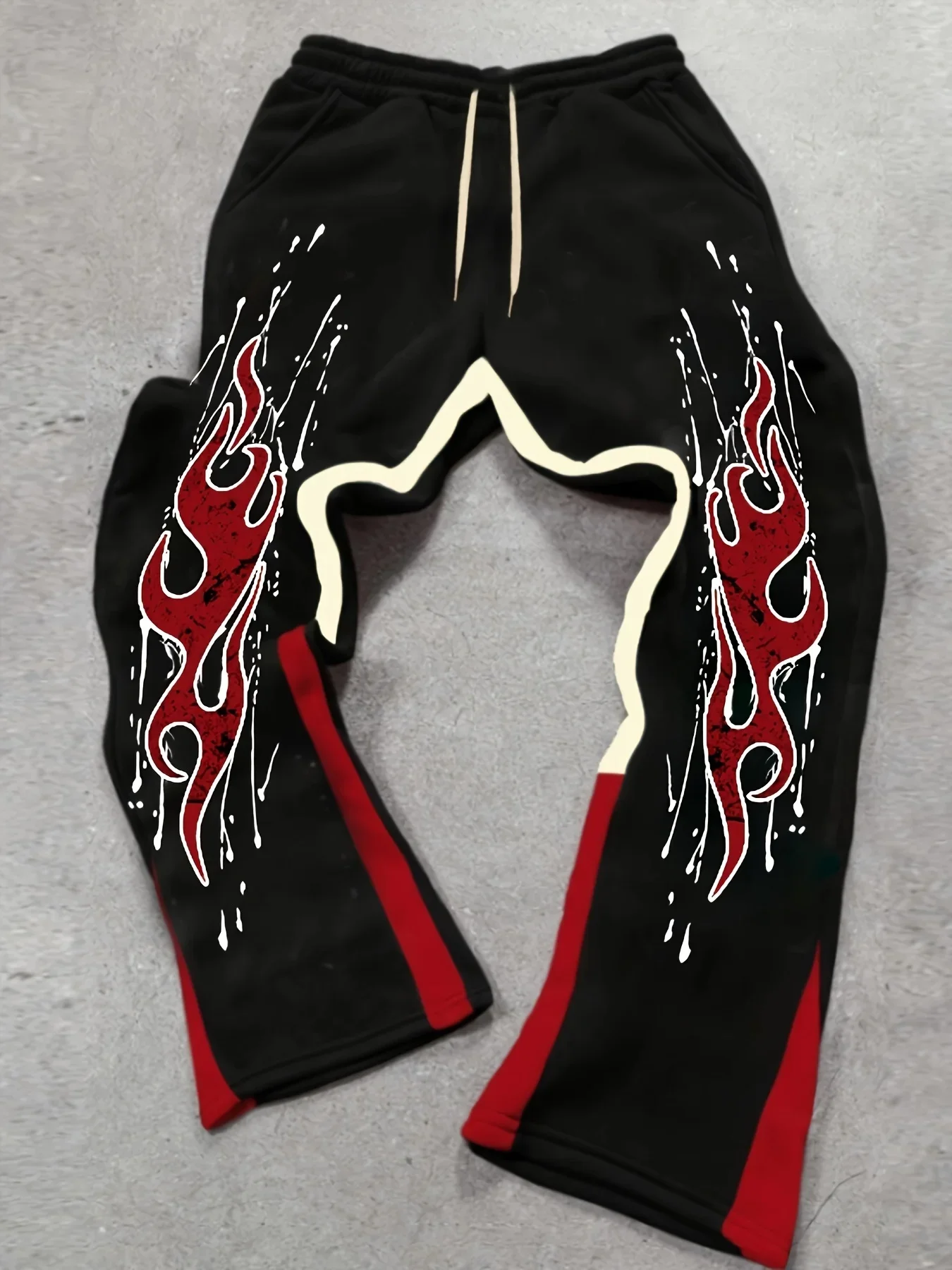 

Мужские уличные модные слегка расклешенные спортивные штаны с яркими красными пламенными принтами, произведенные из полиэфирной ткани