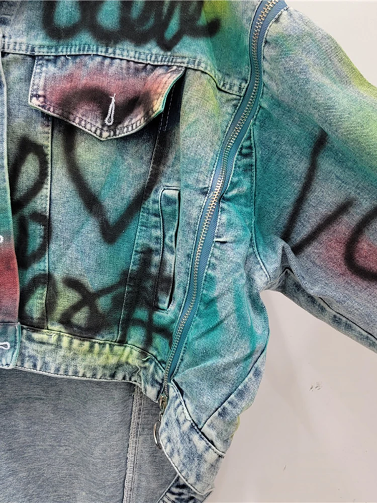 DEAT Women Denim Coat Loose Patchwork Zippers Letters Graffiti Contrast Color Irregular Jackets 2024 Autumn New Fashion 33A1421