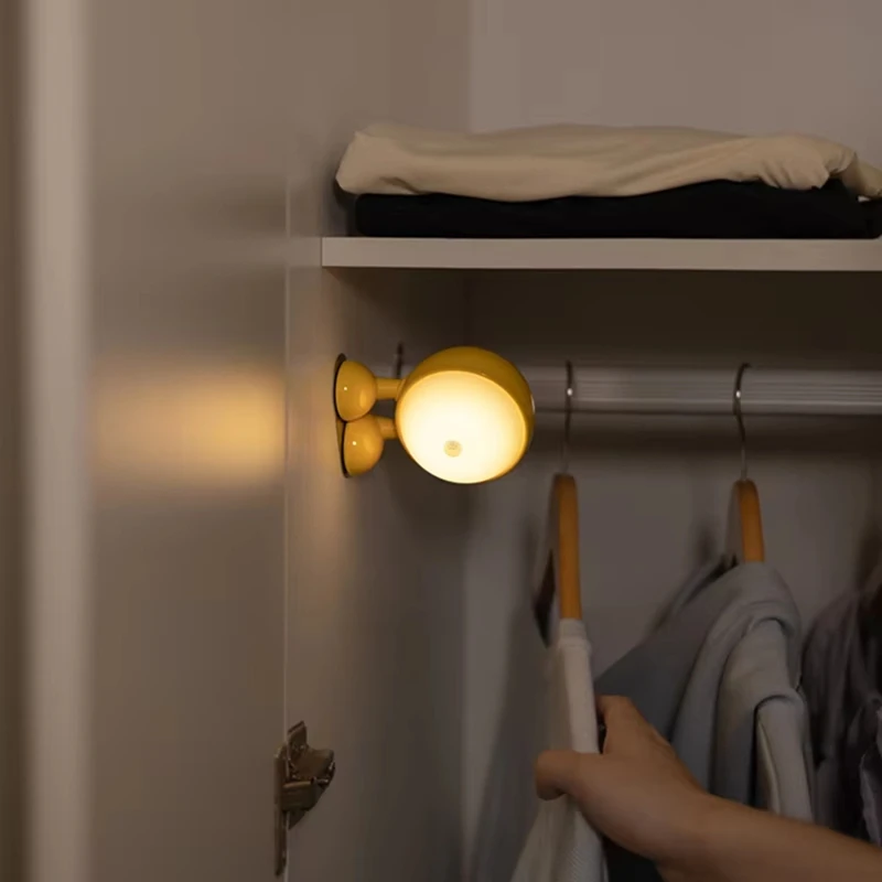 Luce notturna a LED con occhi grandi dei cartoni animati, perfetta per le stanze dei bambini, illuminazione a lunga durata