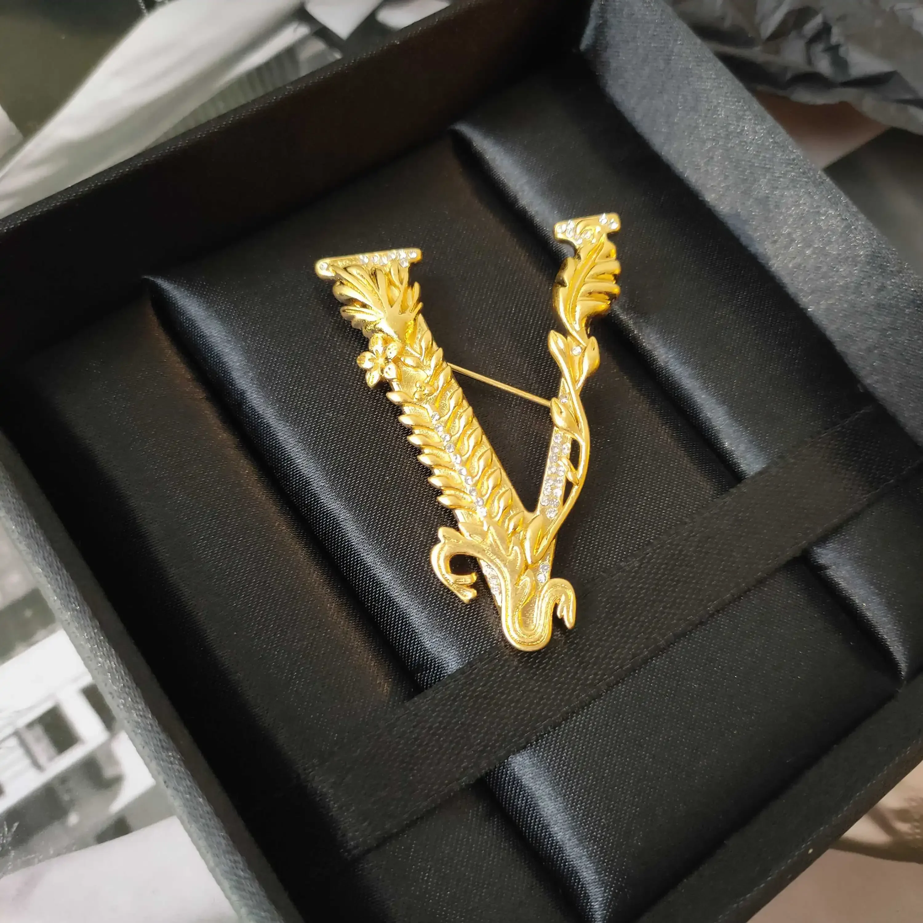 

Europe America Classic Brass Plated 18K Gold Hairpin Brooch Women High Quality Luxury Jewelry Accessories Trend